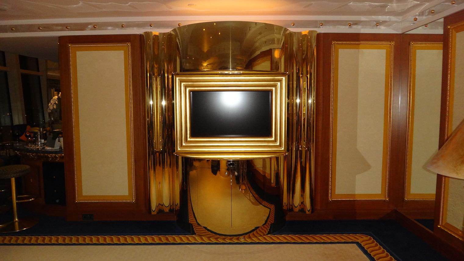 Gold tv. Золотой телевизор. Телевизор из золота. Золото в телевизоре. Телевизор золотой корпус.