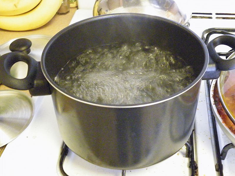 800px-Boiling_water