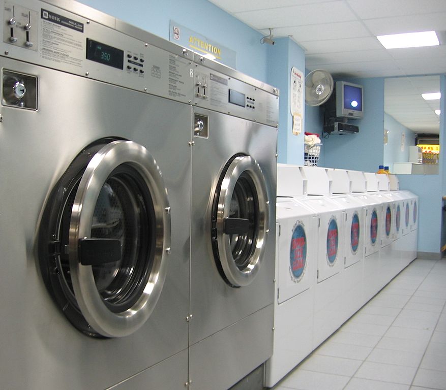 877px-Laundromat_ontario
