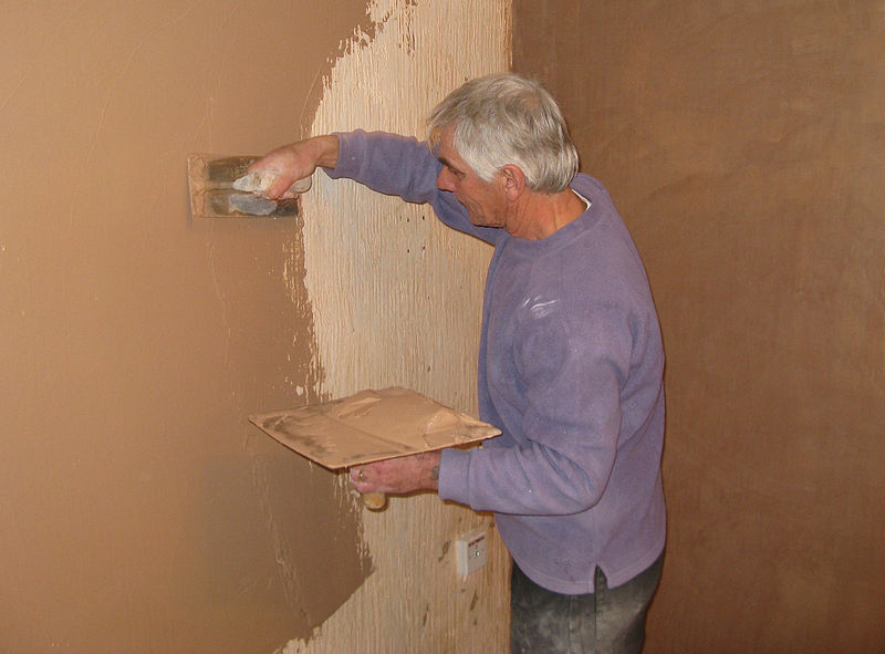 800px-Plasterer_at_work_on_a_wall_arp