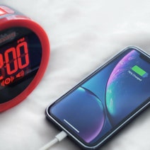 Oricom Wake N Shake Loud Alarm Clock with Shaker WNS80 hero image