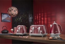DeLonghi Icona Capitals Two Slice Toaster Tokyo Red CTOC2003R hero image