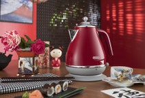 DeLonghi Icona Capitals Kettle Tokyo Red KBOC2001R hero image