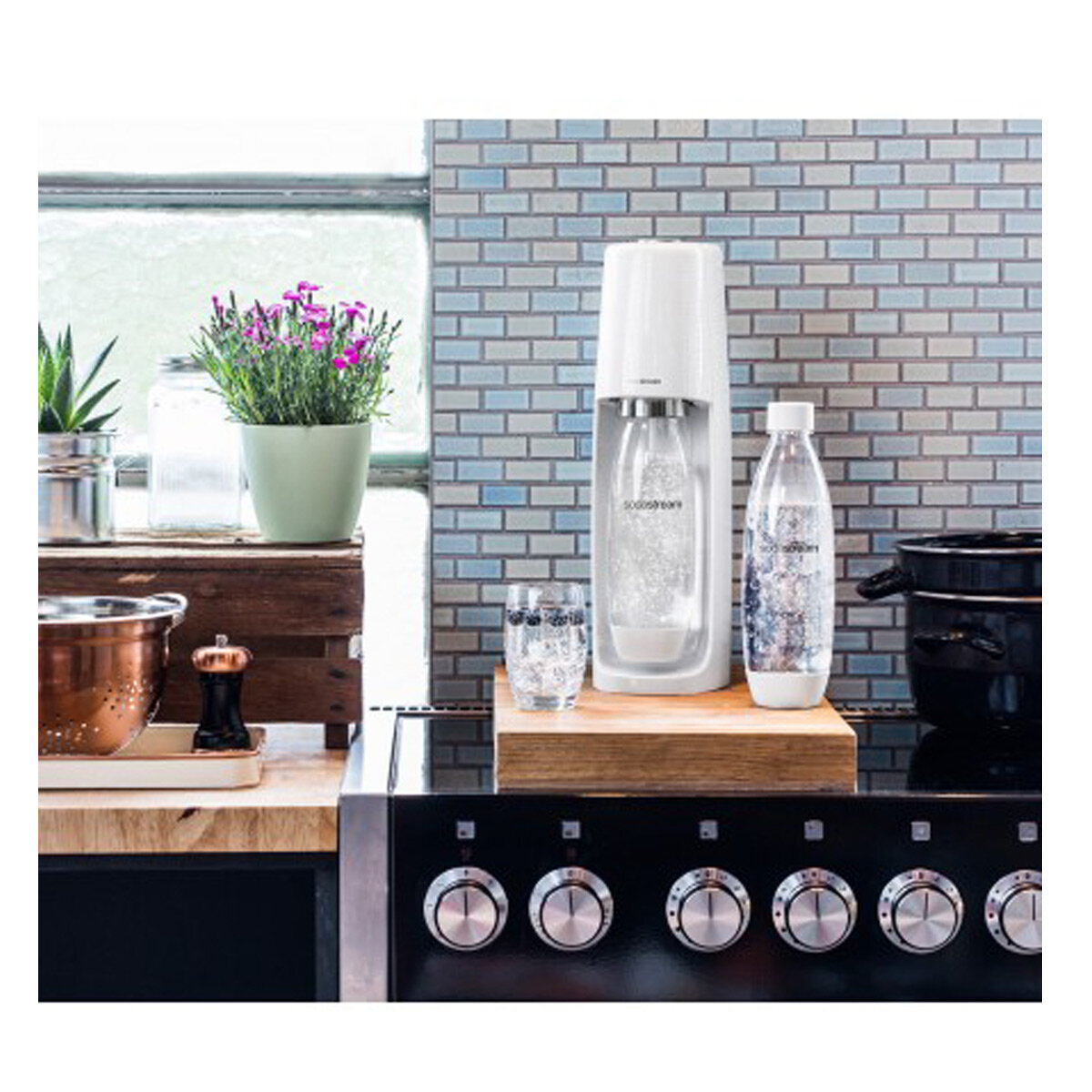 Sodastream 1011811611 Spirit One Touch Electric Sparkling Water Maker hero image