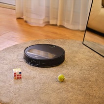 Roborock Saros Z70 Robotic Vacuum with OmniGrip Mechanical Arm RR-SZ7052-03-BLK hero image