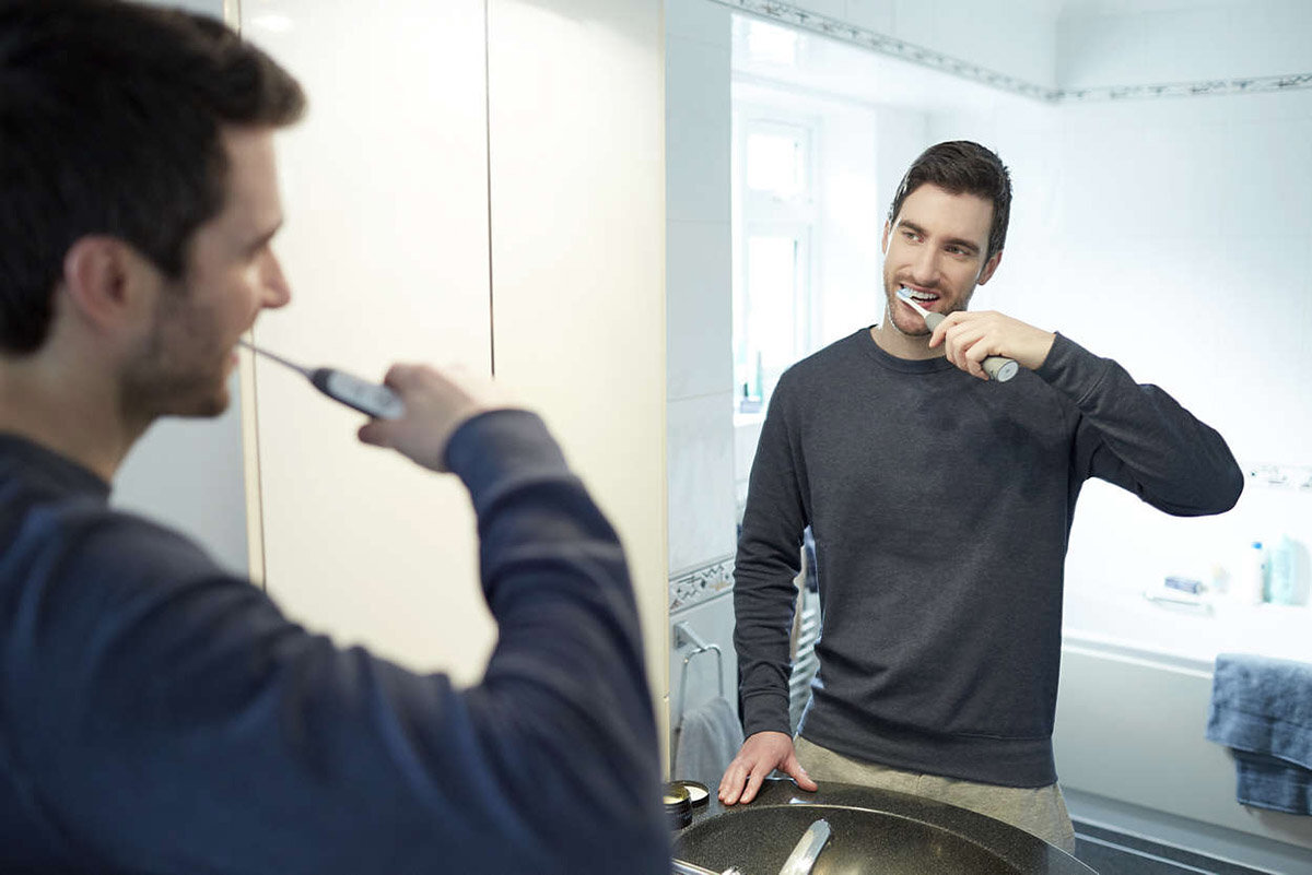 Philips HX9112-52 Sonicare FlexCare Platinum Electric Toothbrush hero image