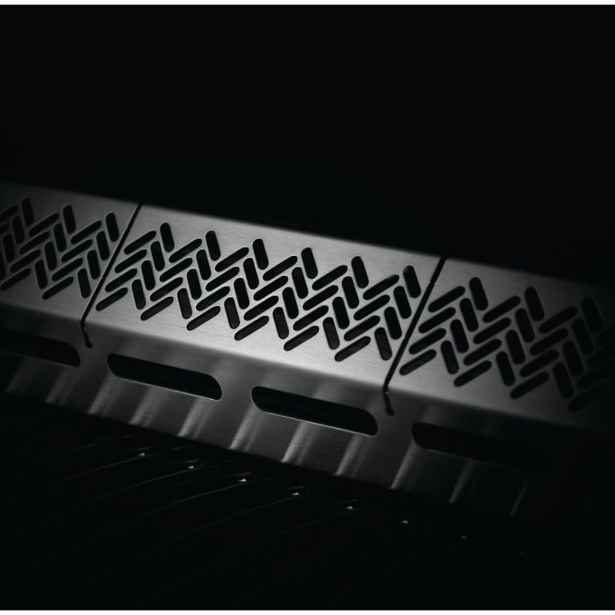 Napoleon Rogue SE 425 Natural Gas 3 Burner Grill with Infrared Side Burner RSE425RSIBNSS-1-AU hero image