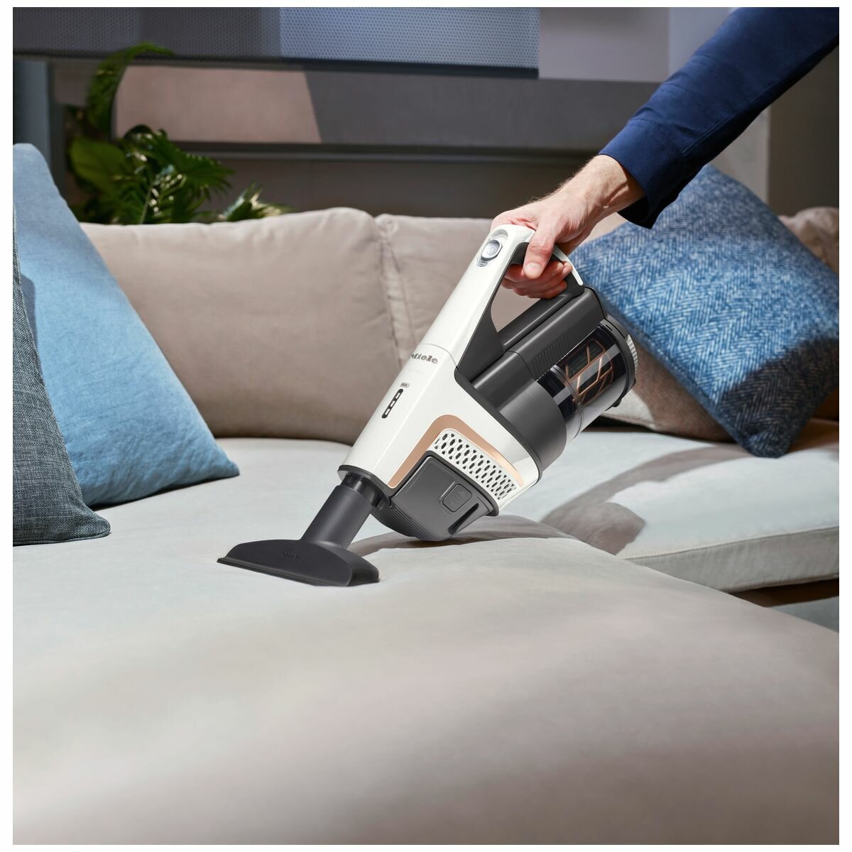 Miele Triflex HX2 Bagless Stick Vacuum 11827130 hero image