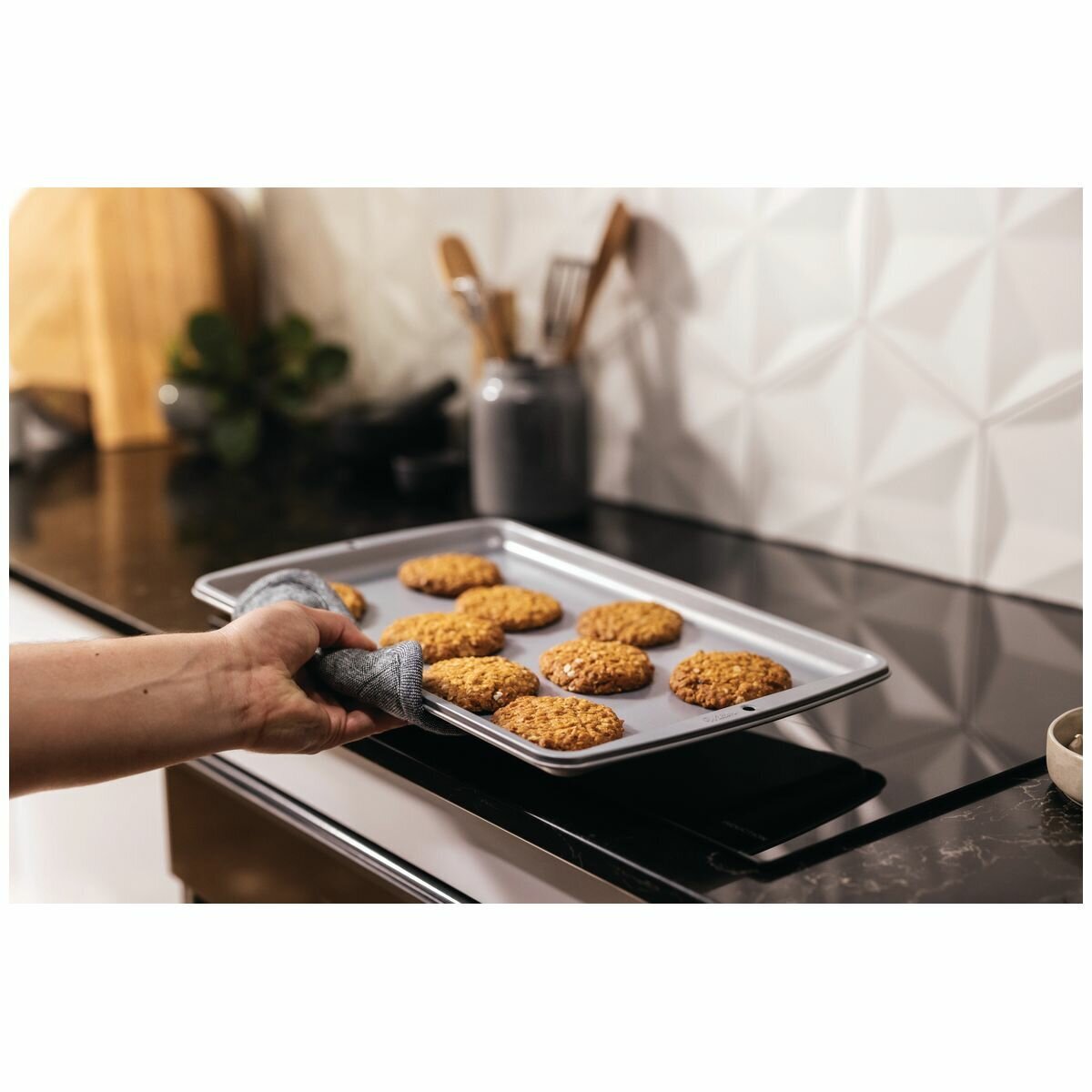 Haier 60cm Electric Ceramic Cooktop HCE604TB3 hero image