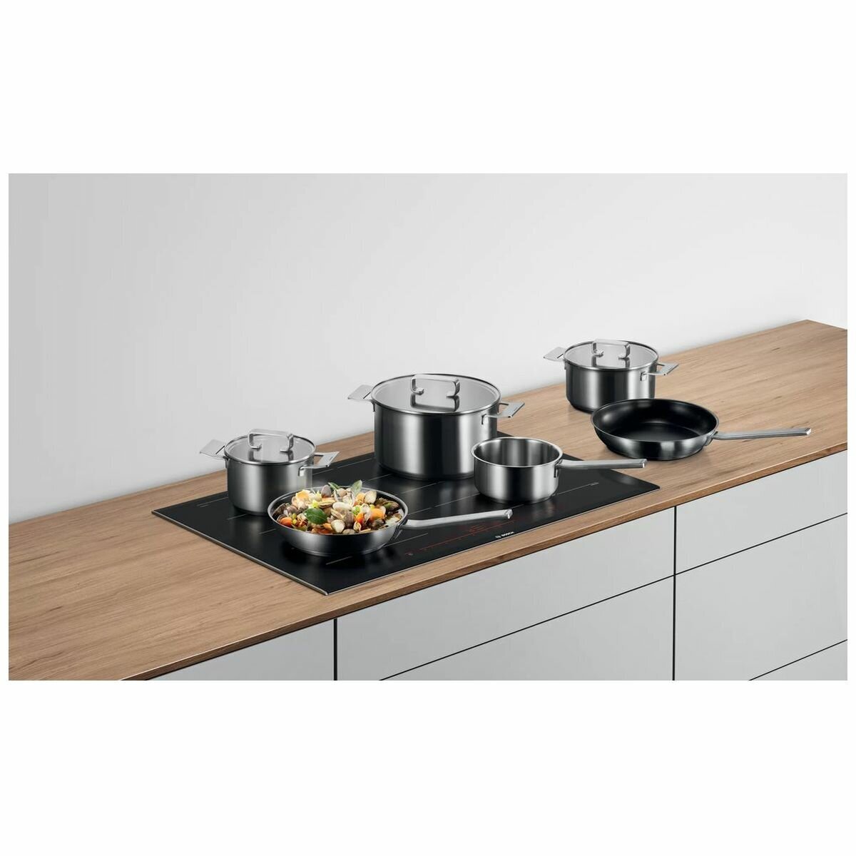 Bosch Six Piece Cookware Set HEZ9SE060 hero image