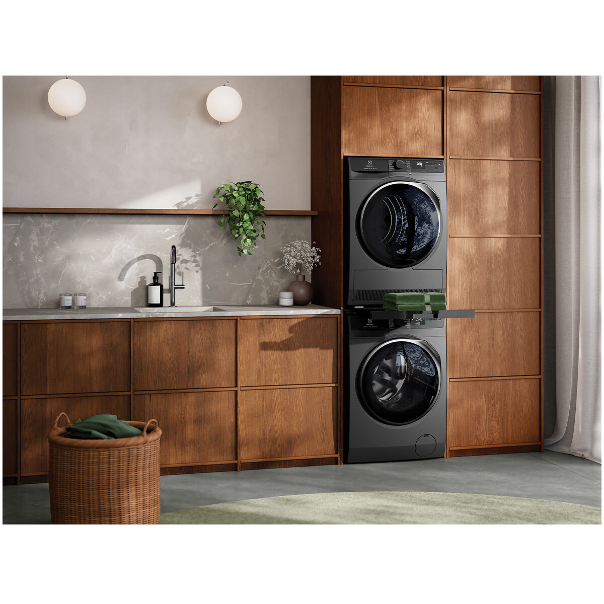 Electrolux 700 Series 9kg Heat Pump Clothes Dryer Dark Onyx EDH903R7SC hero image