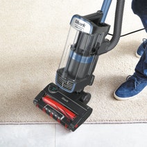 Shark Stratos XL Pet Pro Powered Lift-Away with Odour Neutraliser Technology AZ913 hero image