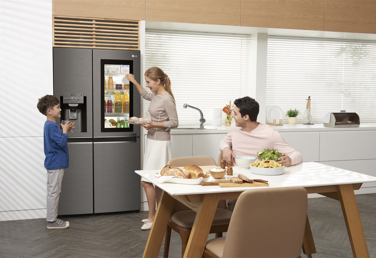 Включи современный. LG instaview. LG холодильник. LG Side by Side в интерьере кухни. Холодильник LG на кухне.