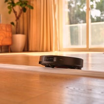 Roborock Saros Z70 Robotic Vacuum with OmniGrip Mechanical Arm RR-SZ7052-03-BLK hero image