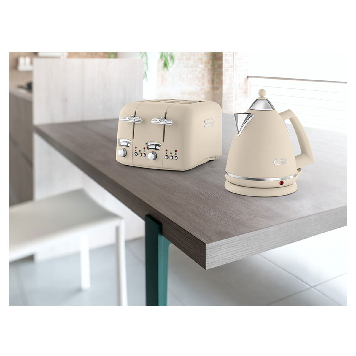Delonghi CTO4BG Argento Flora 4 Slice Toaster hero image