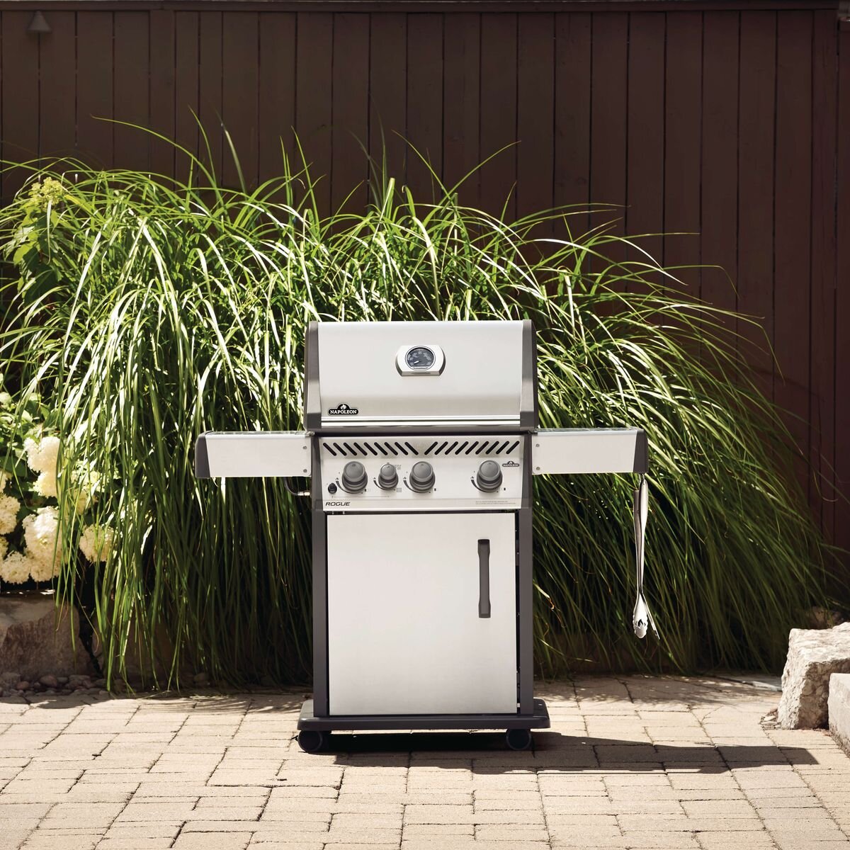 Napoleon Rogue SE 425 Natural Gas 3 Burner Grill with Infrared Side Burner RSE425RSIBNSS-1-AU hero image