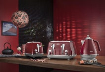 DeLonghi Icona Capitals Two Slice Toaster Tokyo Red CTOC2003R hero image