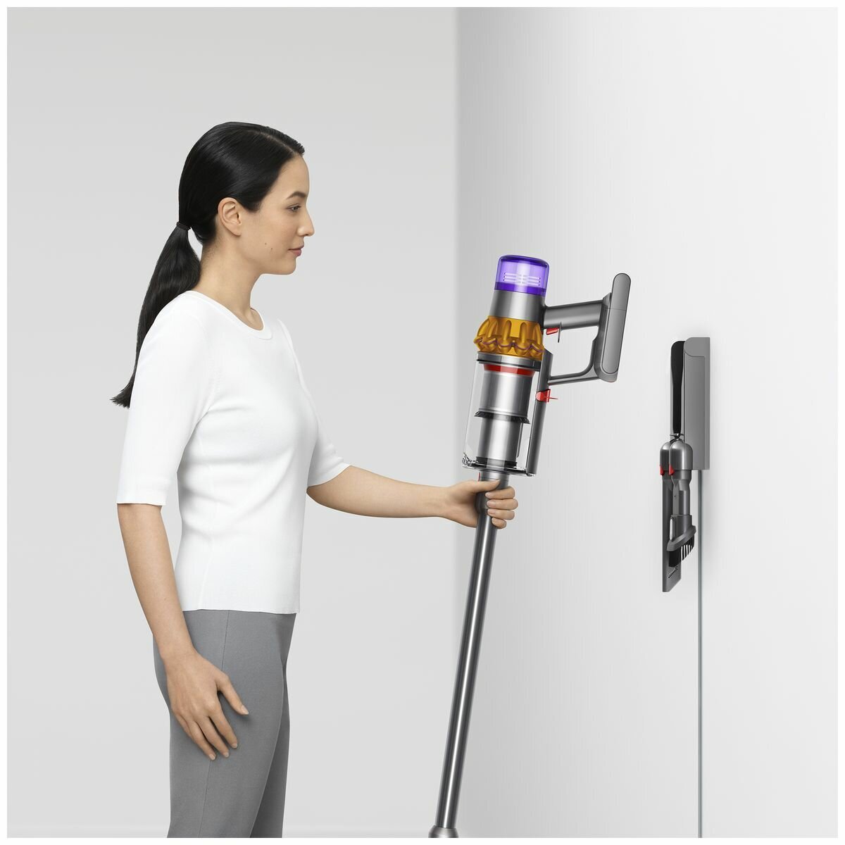 Dyson V15 Detect Total Clean Stick Vacuum Cleaner 368678-01 hero image
