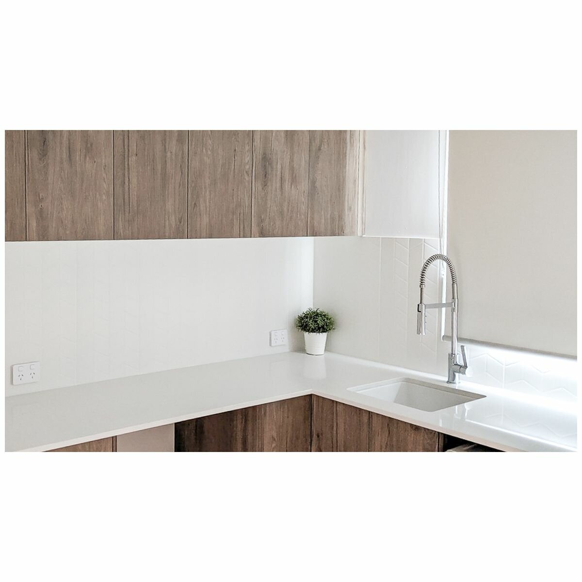 Turner Hastings Cuisine Inset-Undermount Fine Fireclay Sink Gloss White CU46FS hero image