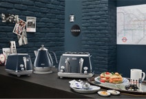 Delonghi Icona Capitals Kettle Blue KBOC2001BL hero image