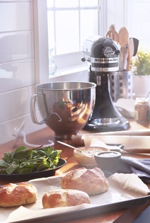 KitchenAid 5KSM150PSAOB Artisan Stand Mixer hero image