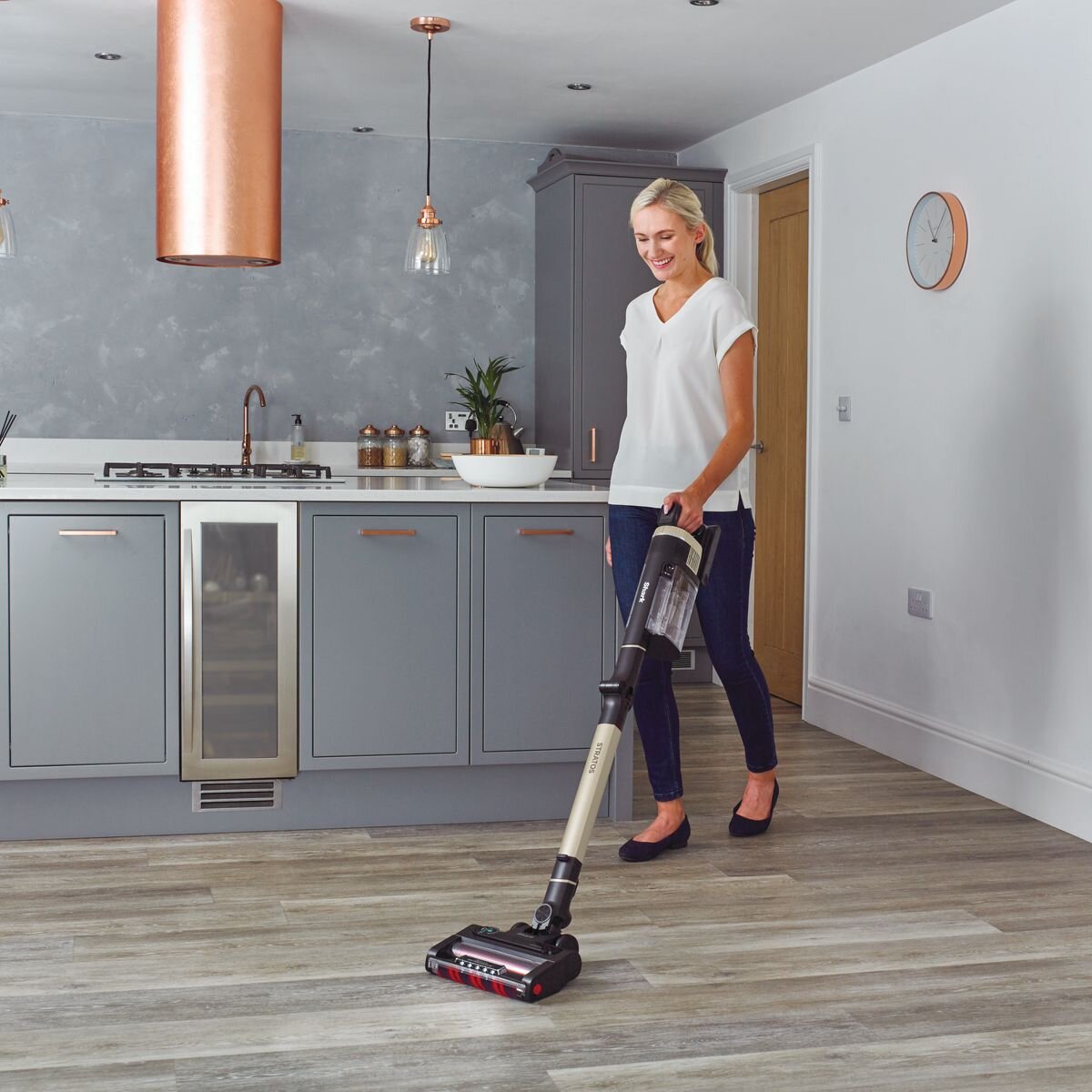 Shark Stratos Cordless Pet Pro Vacuum with Clean Sense IQ IZ400 hero image
