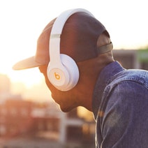 Beats MQ572PA/A Studio3 Wireless Bluetooth Over Ear Headphones White hero image