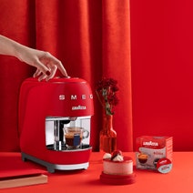 Smeg Lavazza A Modo Mio Capsule Coffee Machine Red 18000458 hero image