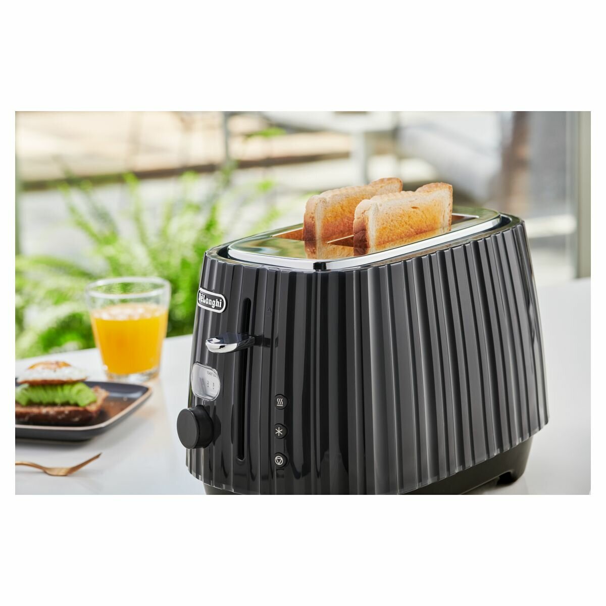 DeLonghi Ballerina 2-Slice Toaster Black CTD2003BK hero image