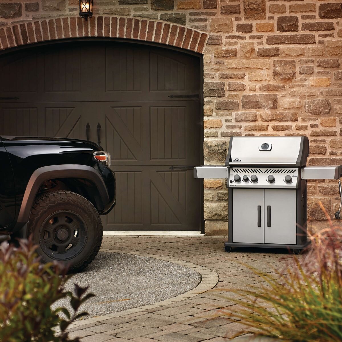 Napoleon Rogue SE 525 Natural Gas 4 Burner Grill with Infrared Side Burner RSE525RSIBPSS-1-AU hero image