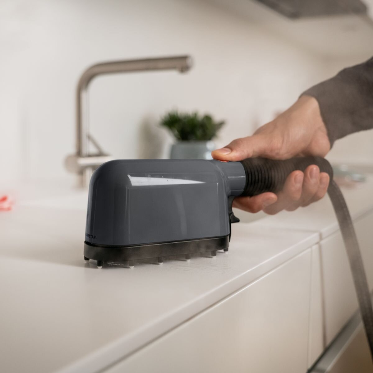 Laurastar Izzi Plus Steamer 585 hero image