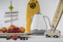 DeLonghi Icona Capitals Kettle Sydney White KBOC2001W hero image