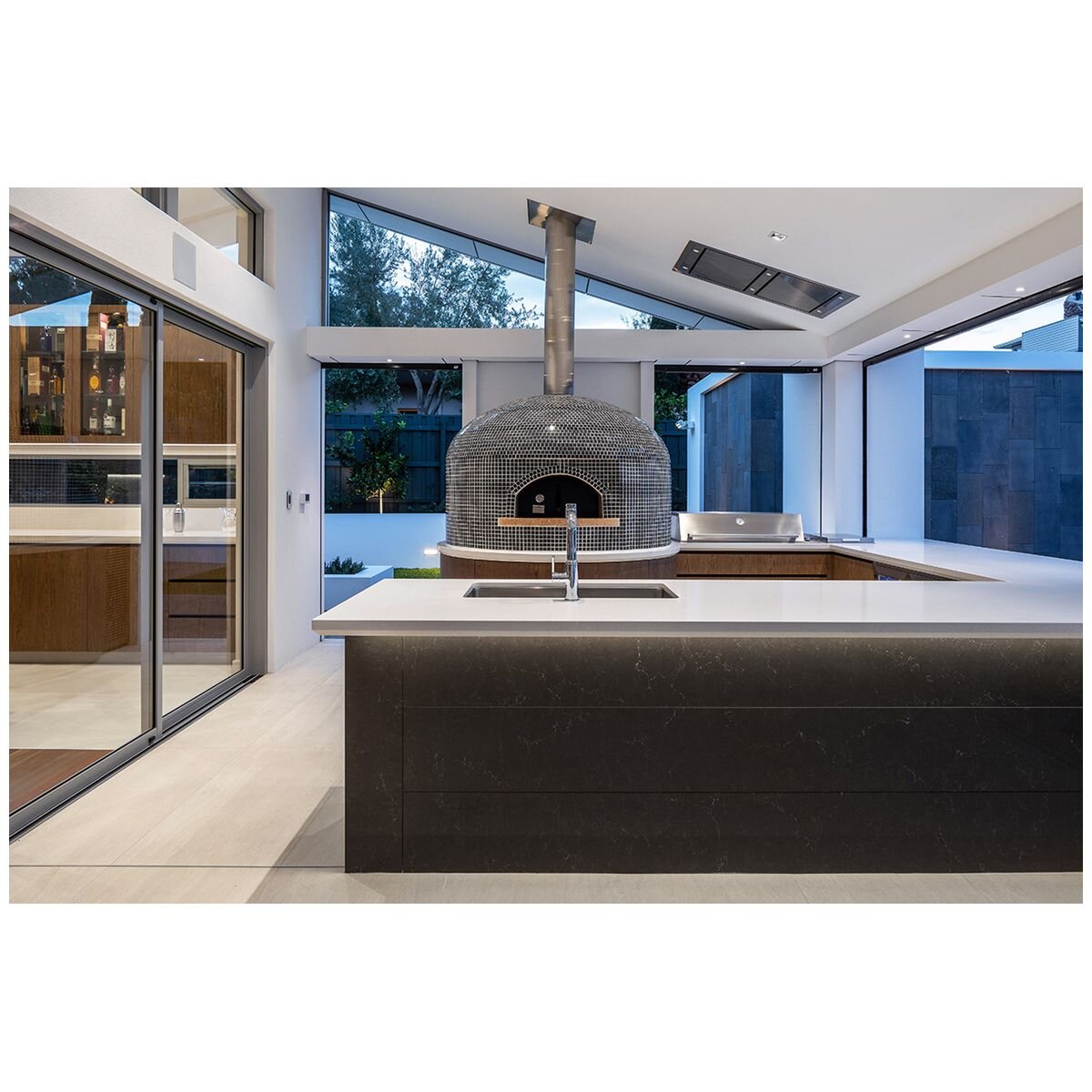 Schweigen 120cm SILENT Ceiling Cassette UM4220-12SEPAK hero image