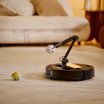 Roborock Saros Z70 Robotic Vacuum with OmniGrip Mechanical Arm RR-SZ7052-03-BLK hero image