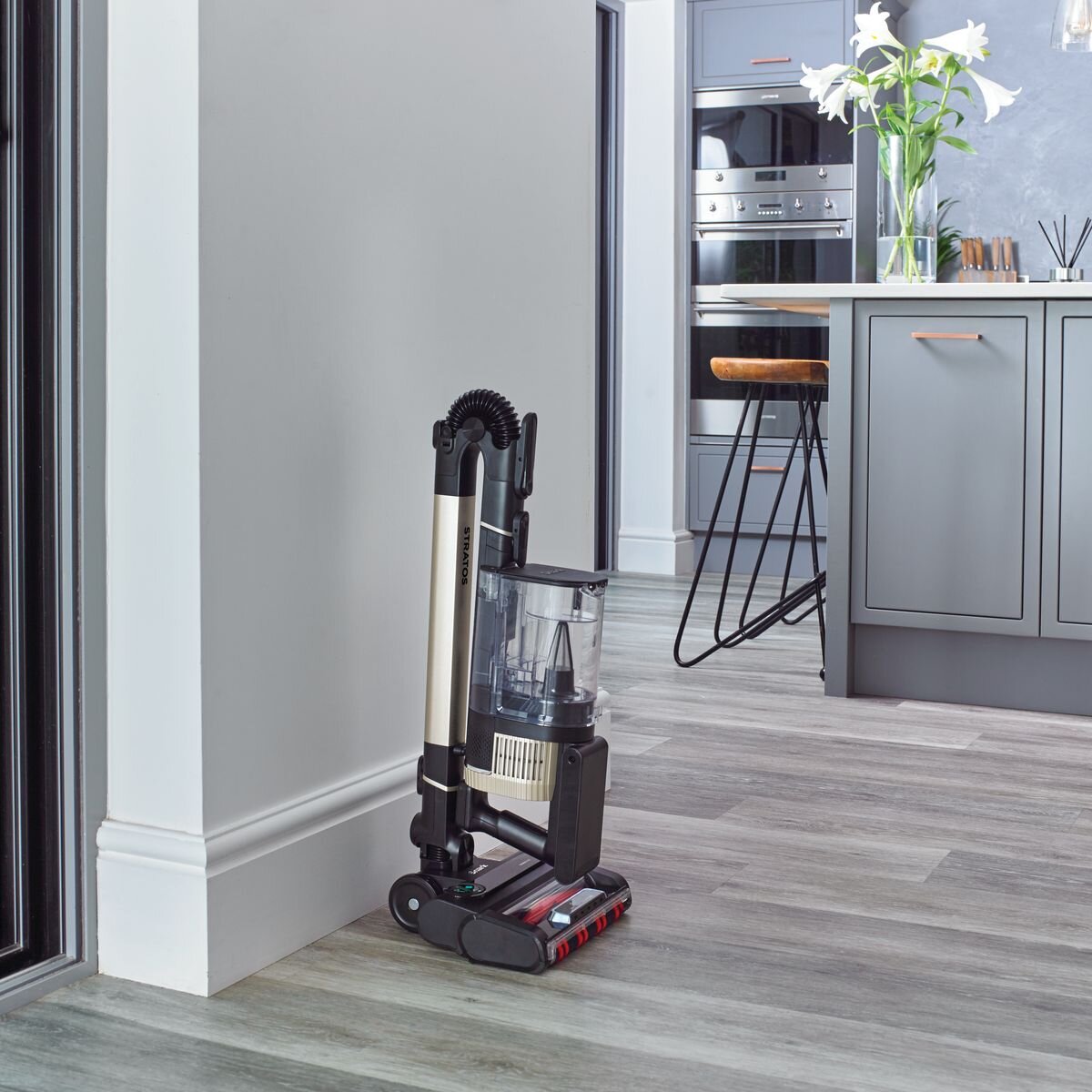 Shark Stratos Cordless Pet Pro Vacuum with Clean Sense IQ IZ400 hero image