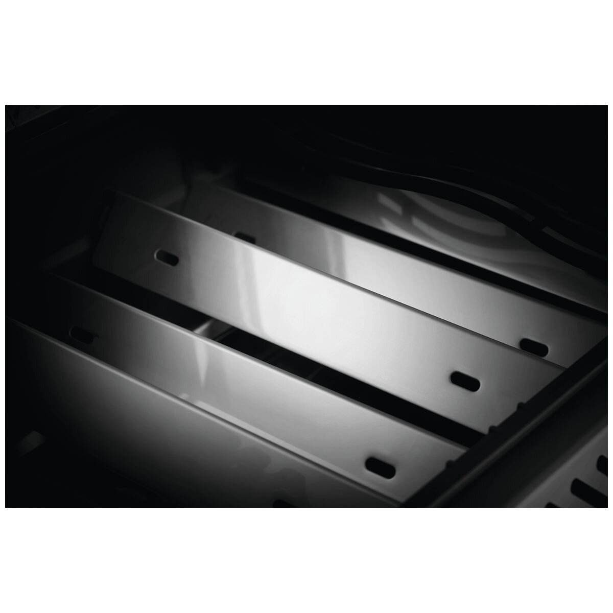 Napoleon Rogue XT 625 Natural Gas 5 Burner Grill with Infrared Side Burner RXT625SIBNK-1-AU hero image