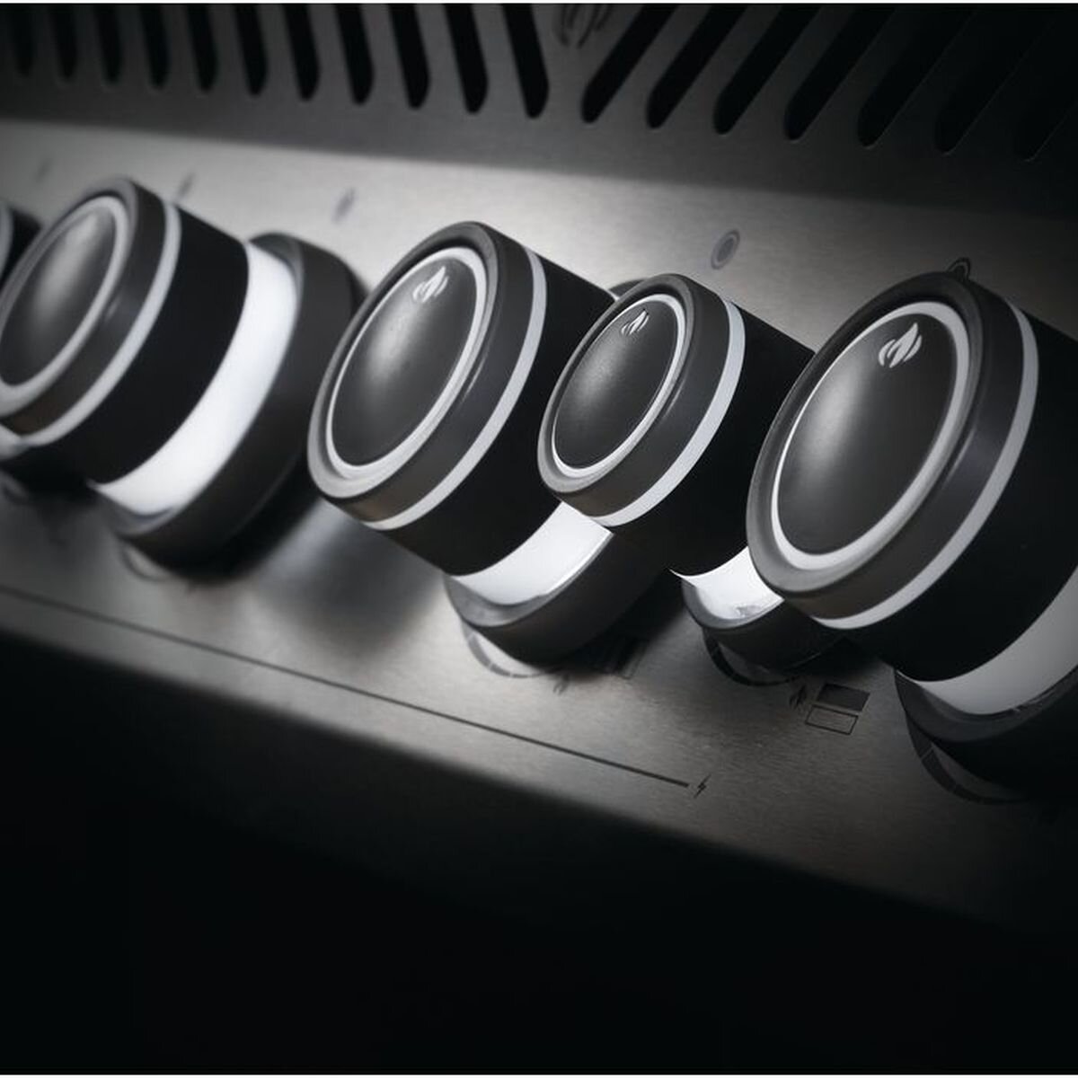 Napoleon Rogue SE 425 Natural Gas 3 Burner Grill with Infrared Side Burner RSE425RSIBNSS-1-AU hero image