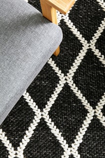 Rug Culture Huxley Large Black & Off White Rug 280X190CM - HU-BLK-280190 hero image