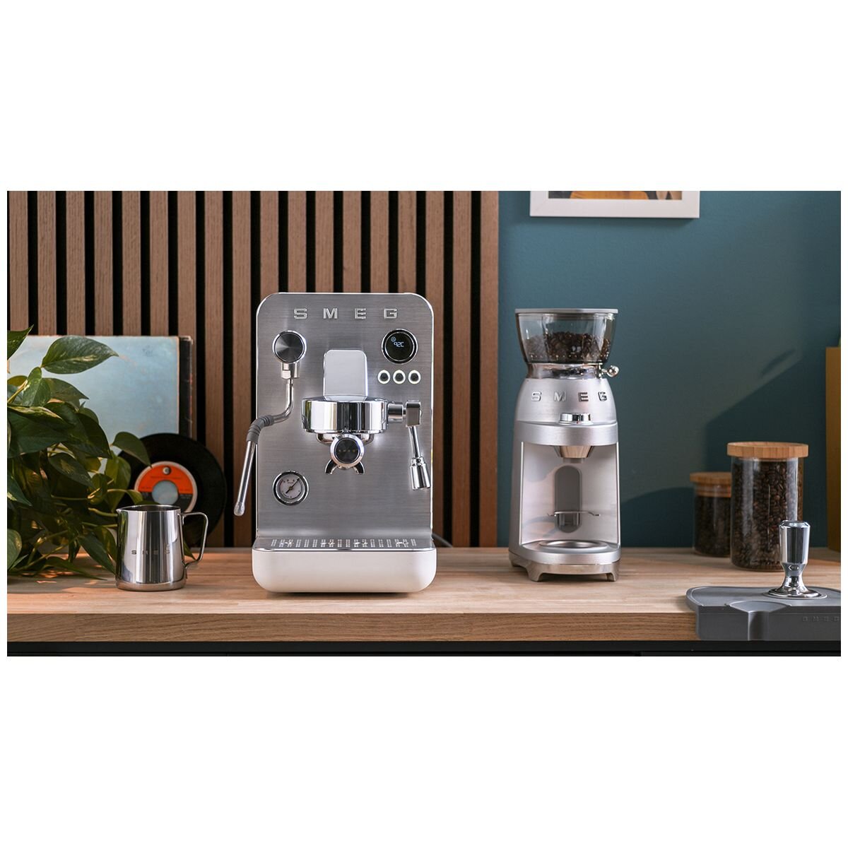 Smeg Minipro Espresso Coffee Machine Matte White EMC02WHMAU hero image