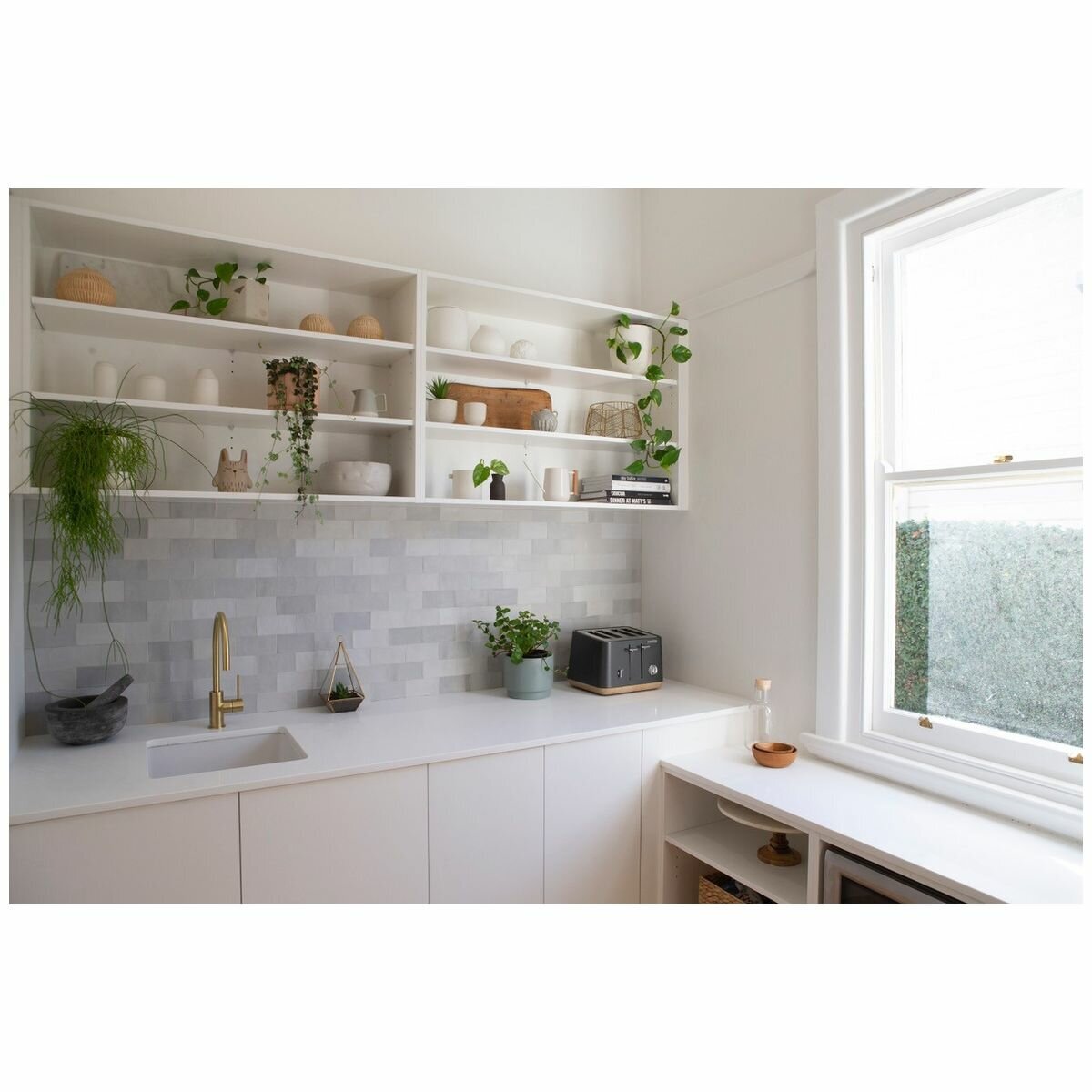 Turner Hastings Cuisine Inset-Undermount Fine Fireclay Sink Gloss White CU46FS hero image