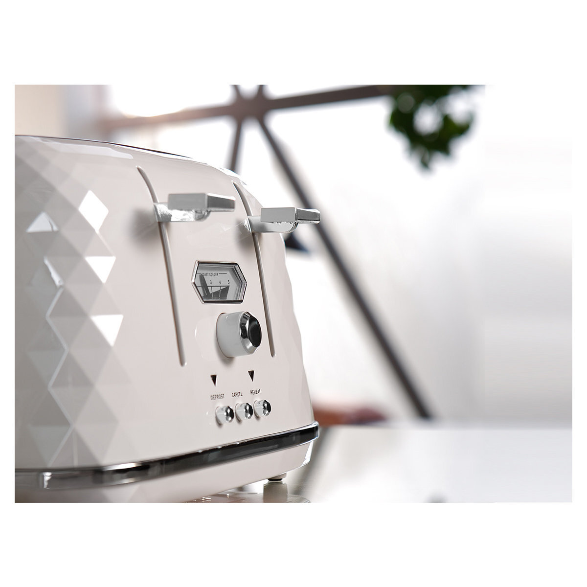 Delonghi CTJX4003W Brillante 4 Slice Toaster hero image