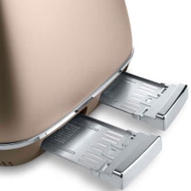 Delonghi CTI4003BZKBI2001BZ Distinta Toaster and Distinta Kettle Pack hero image