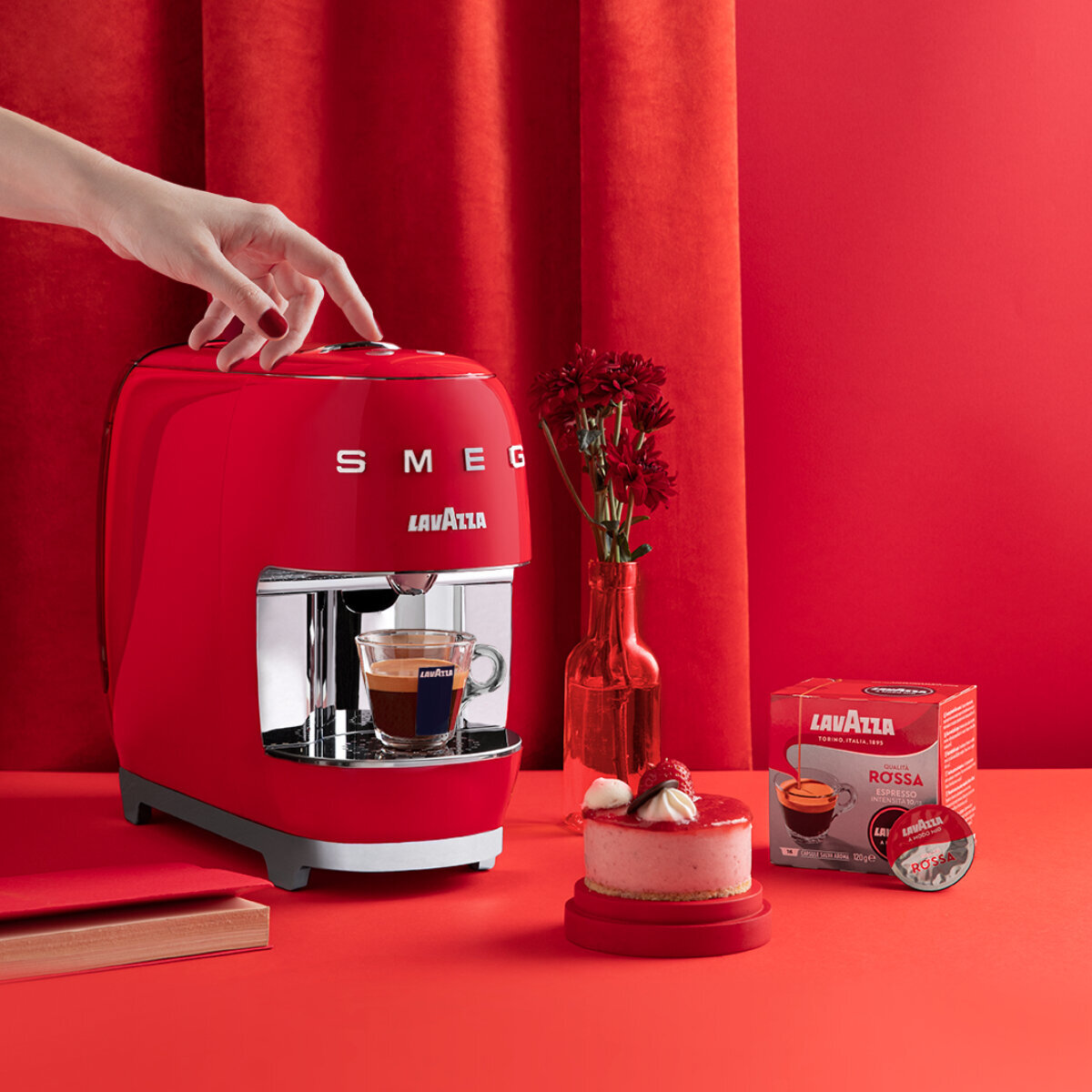 Lavazza A Modo Mio Capsule Coffee Machine Smeg Red 18000458