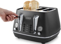 Delonghi CTI4003BKKBI2011BK Distinta Toaster and Distinta Kettle Pack hero image