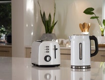 Westinghouse WHTS2S02W 2 Slice Toaster hero image