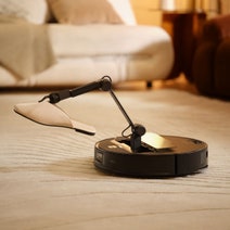 Roborock Saros Z70 Robotic Vacuum with OmniGrip Mechanical Arm RR-SZ7052-03-BLK hero image