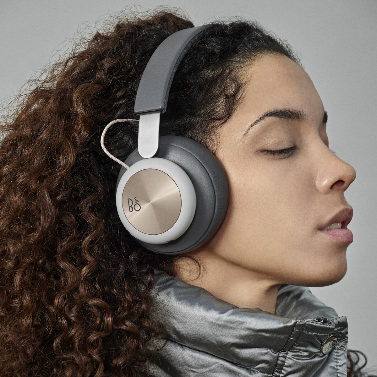 B O BeoPlay H4 Wireless Bluetooth Over Ear Headphones Charcoal