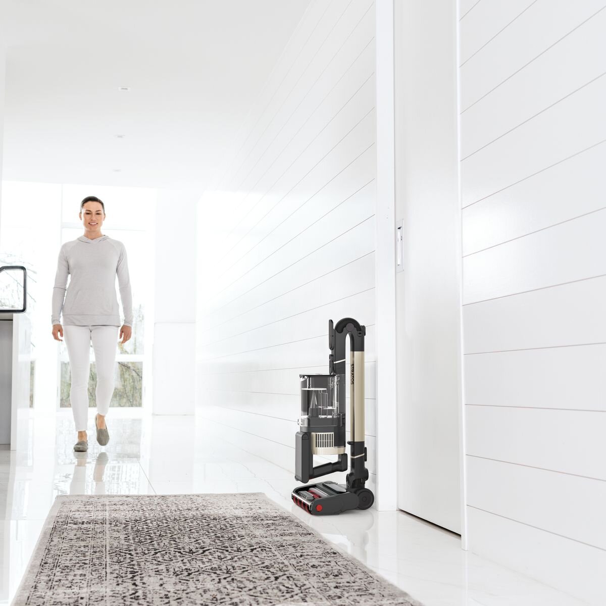 Shark Stratos Cordless Pet Pro Vacuum with Clean Sense IQ IZ400 hero image