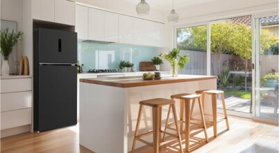 The CHiQ 515L Top Mount Fridge Black Steel CTM513NBS5E in a contemporary kitchen.