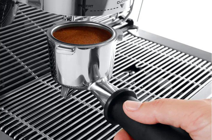 la specialista coffee machine matt black ec9335bm